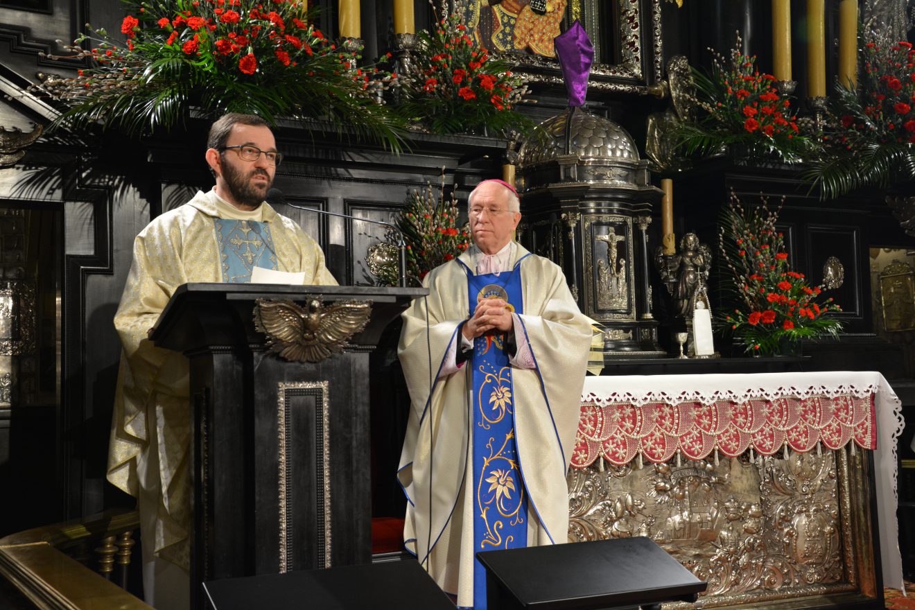 Biskup Łowicki Andrzej Franciszek Dziuba na Jasnej Górze modli się w
