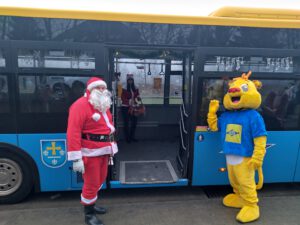 Święty Mikołaj w autobusie komunikacji miejskiej w Skierniewicach