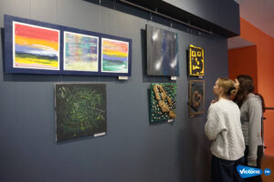 Wystawa prac artystycznych uczestników rawskiego Warsztatu Terapii Zajęciowej