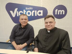 Ksiądz Piotr Sapiński i Dariusz Tusznio